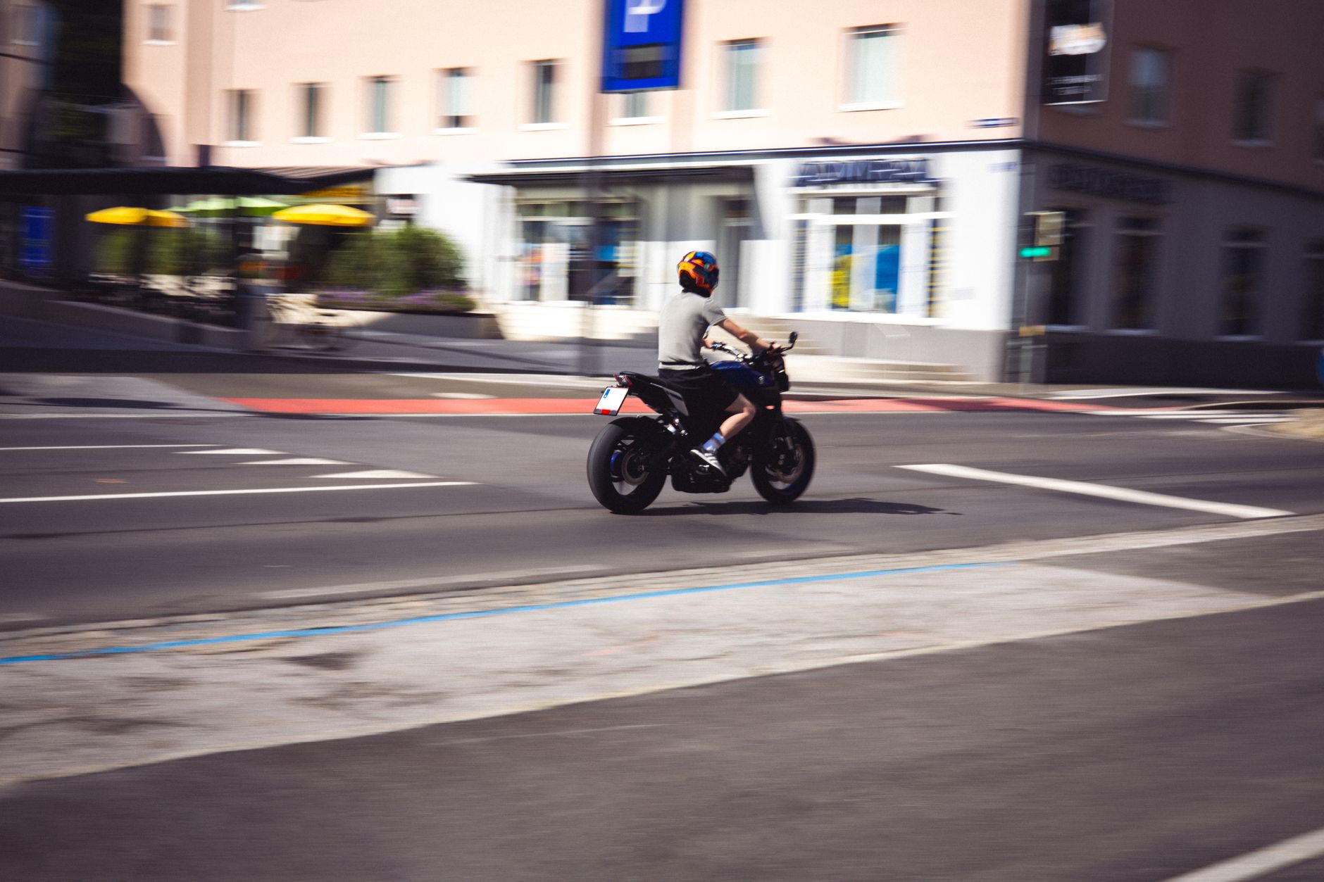Camera Deputaților adoptă modificarea Codului rutier: motocicletele și mopedele vor folosi benzile de autobuz