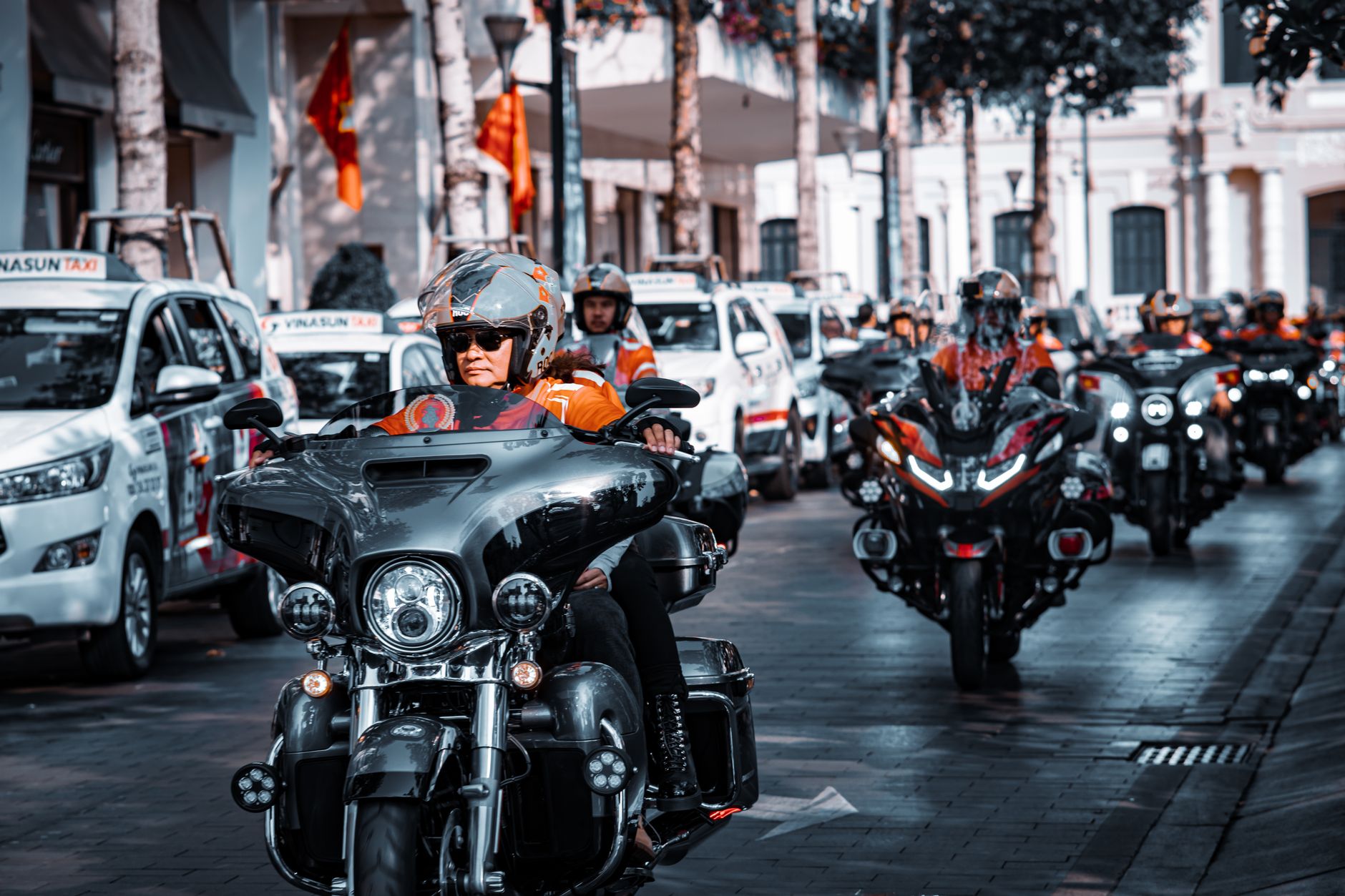 Motocicletele și mopedele vor putea circula pe benzile de transport în comun, conform noilor reguli votate de Parlament