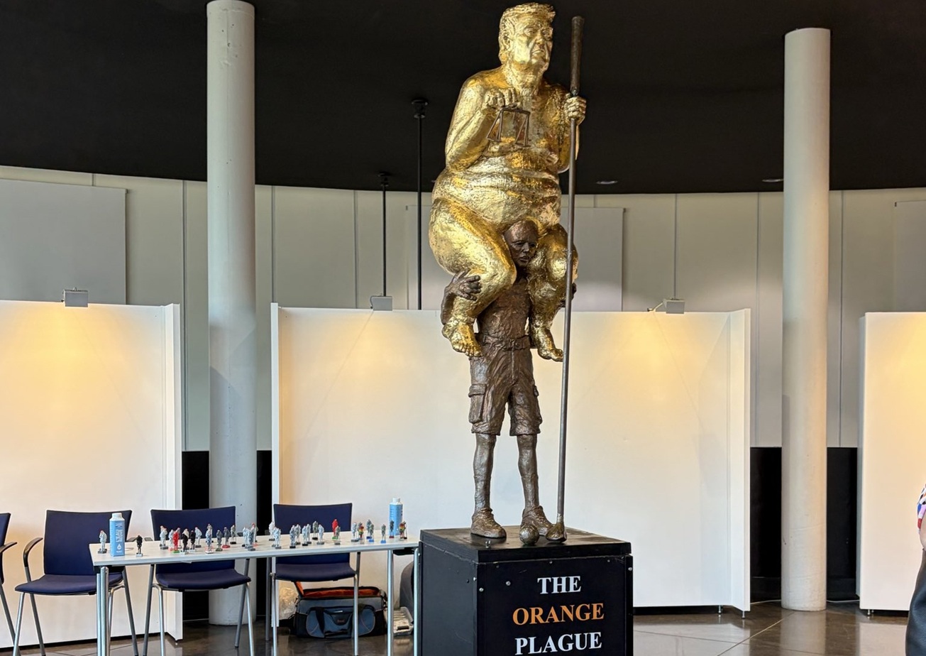 O statuie aurită care îl reprezintă pe Donald Trump este expusă la sediul Parlamentului European