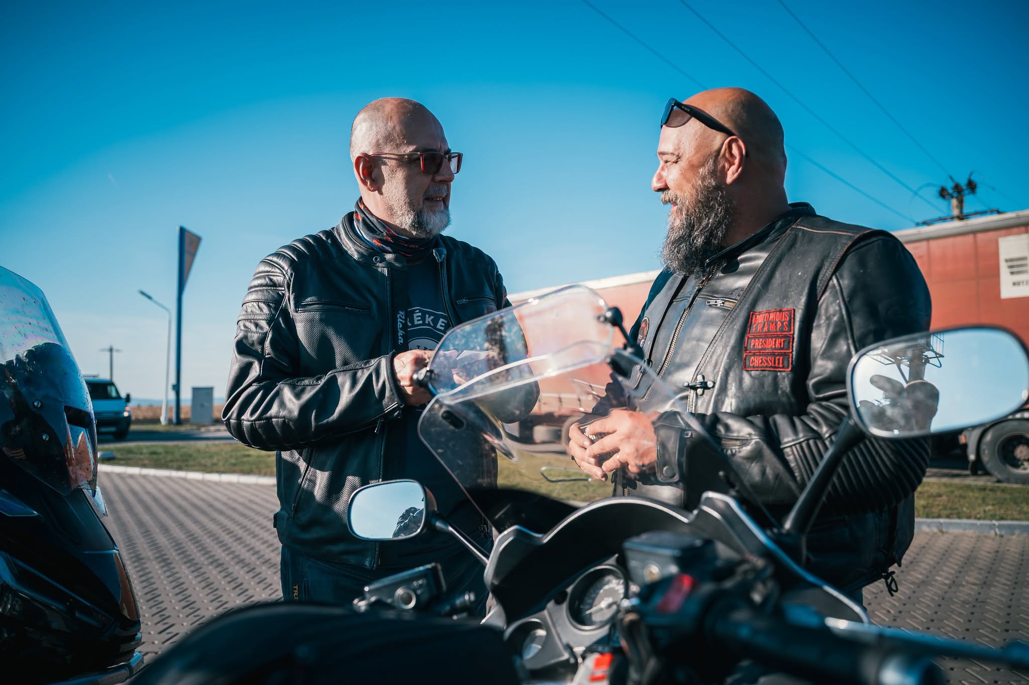 Motocicliștii vor putea circula pe benzile de transport în comun, conform noului proiect de lege adoptat de Deputați