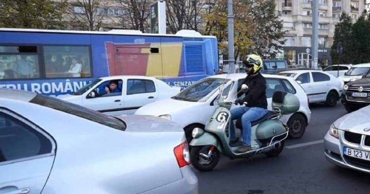Noi reguli pentru motocicliști: Parlamentul aprobă manevra de trecere printre mașinile oprite la semafor