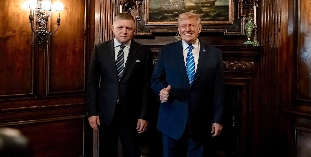 Robert Fico cere retragerea unei statui satirice cu Donald Trump din incinta Parlamentului European