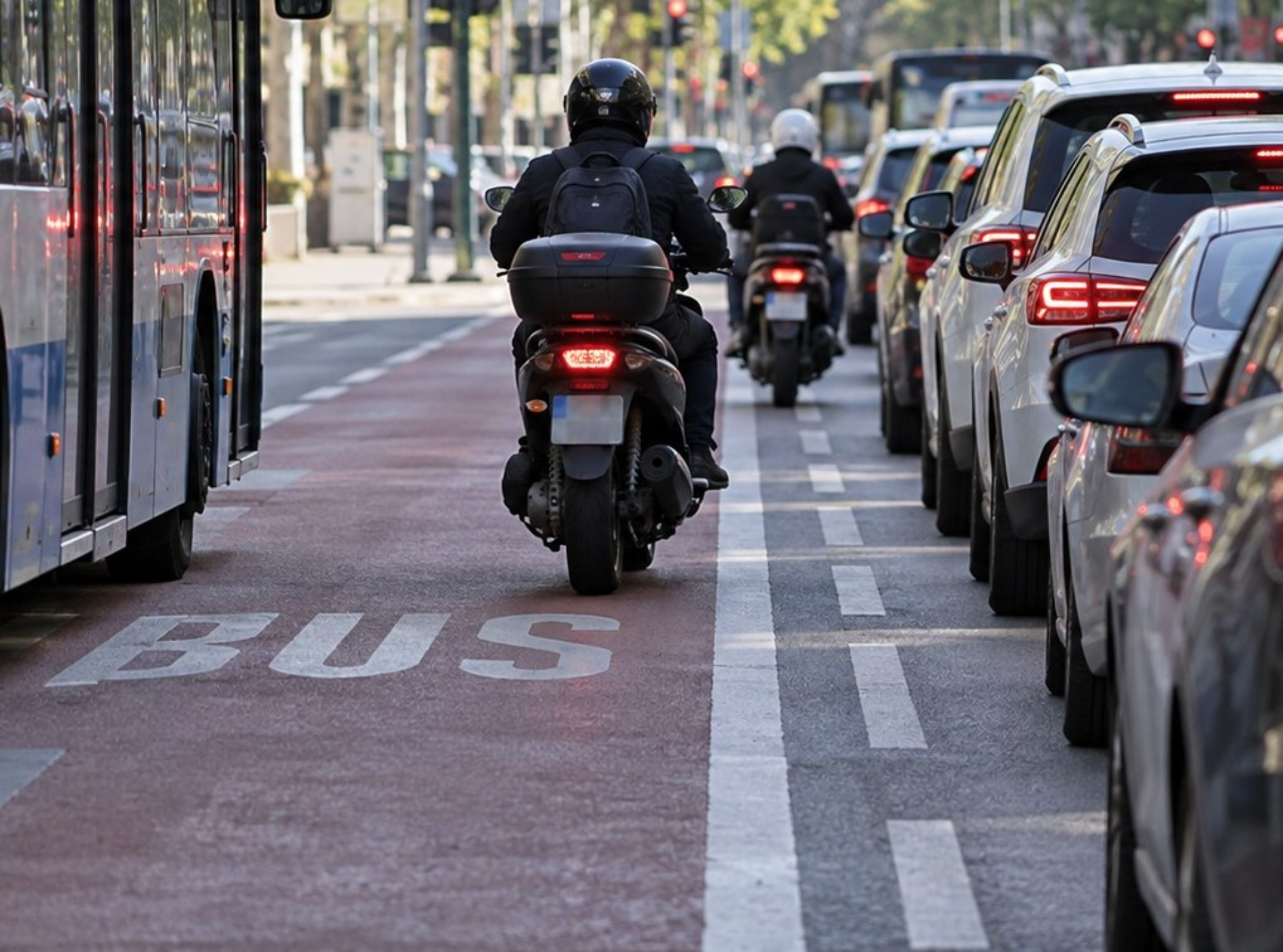 Reguli noi pentru motocicliști: acces pe benzile de autobuz și spații dedicate la semafoare