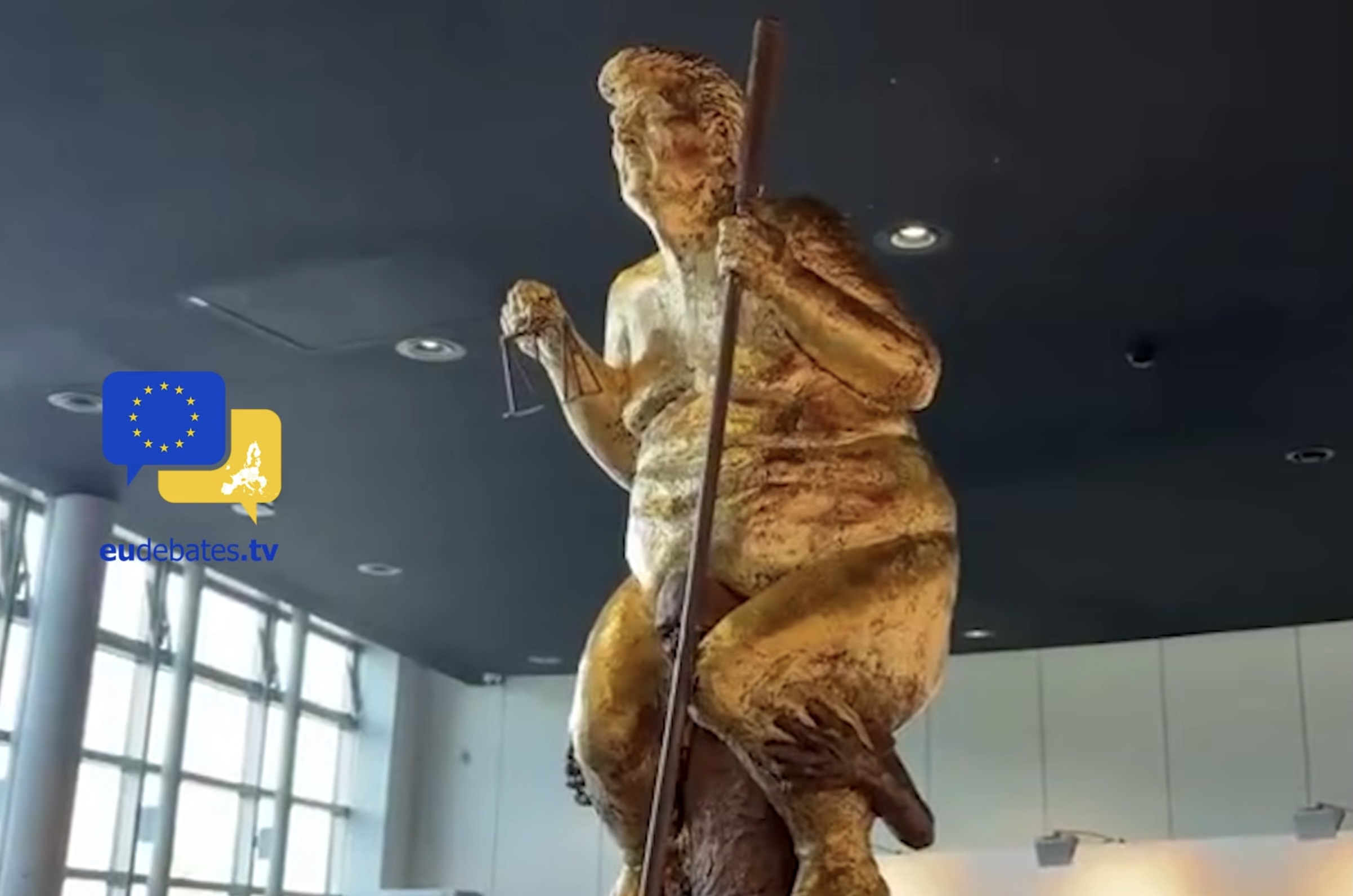 Robert Fico cere retragerea unei sculpturi care îl satirizează pe Donald Trump de la Parlamentul European