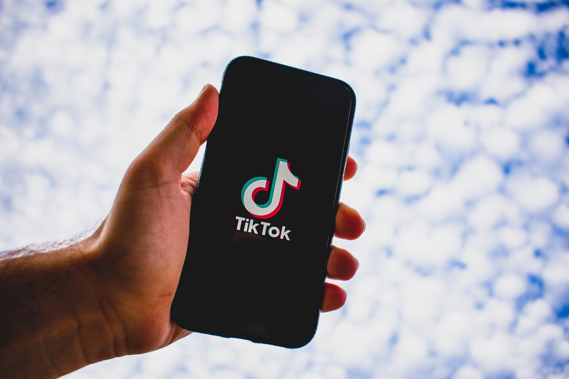 TikTok riscă sancțiuni masive din partea Comisiei Europene după alegerile din România