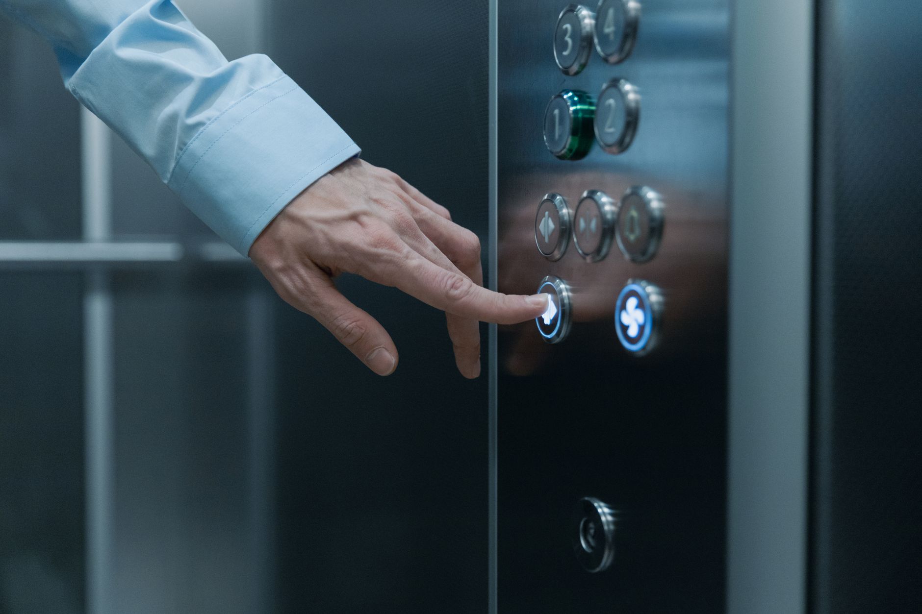 Guvernul modifică regulile pentru ascensoare: evaluarea siguranței va fi accelerată în caz de criză