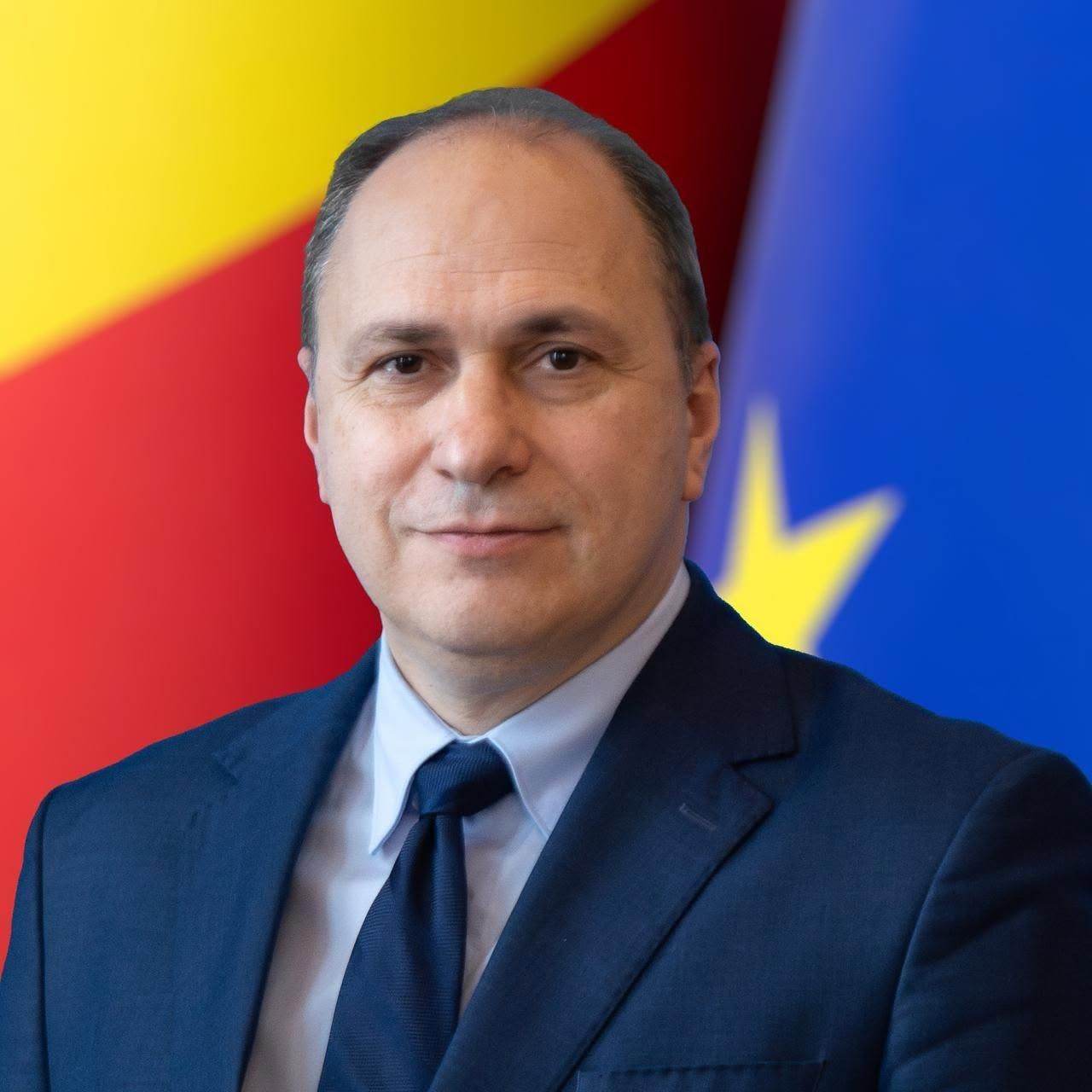 Mihai Dimian a aprobat manualele școlare pentru 63 de discipline destinate clasei a IX-a