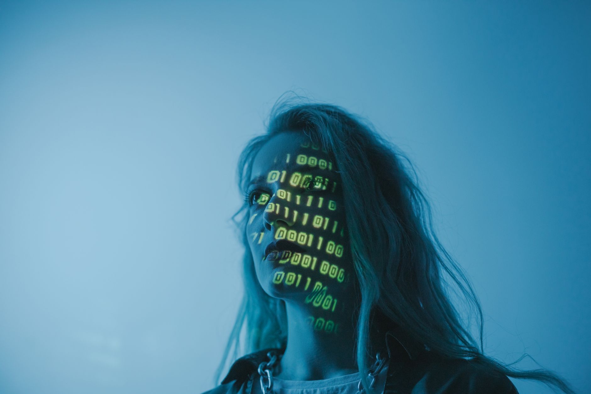 Comisia Europeană analizează modul în care chatboturile transmit datele utilizatorilor către trackere publicitare