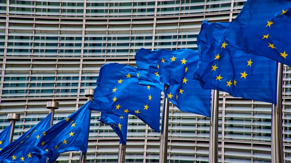 Comisia Europeană amână aplicarea normelor privind emisiile de metan pentru exportatorii de combustibili fosili