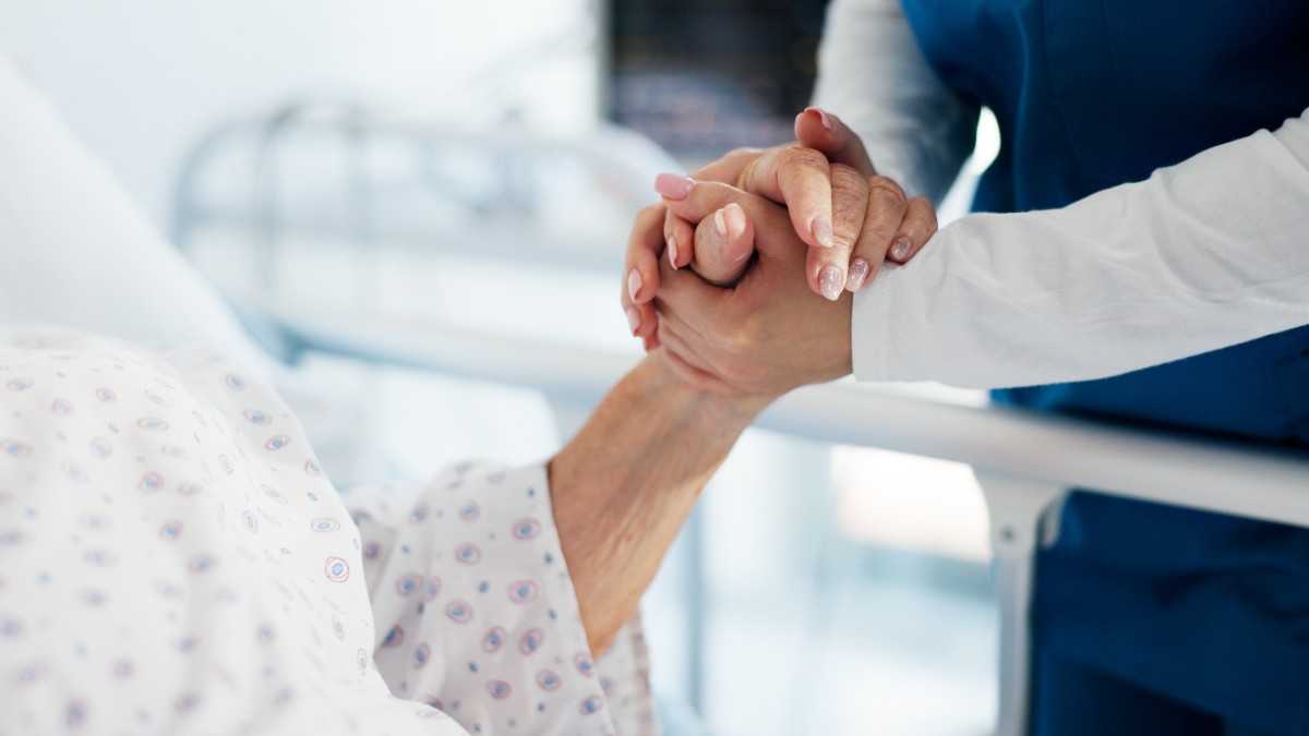 Senatul a votat extinderea dreptului la concediu și indemnizație pentru însoțitorii pacienților oncologici